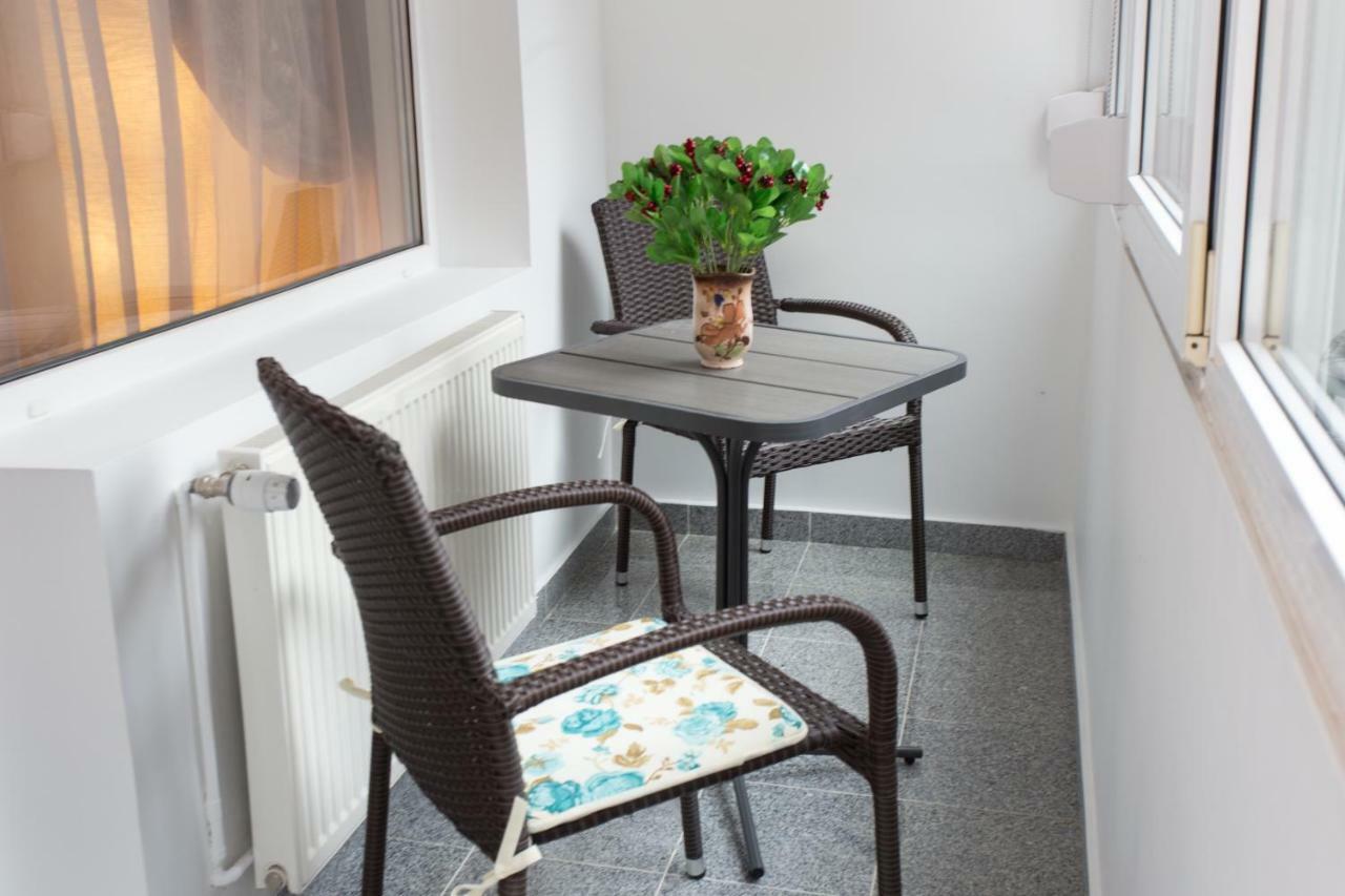 Апартаменти Apartament Feelmount Буштені Екстер'єр фото